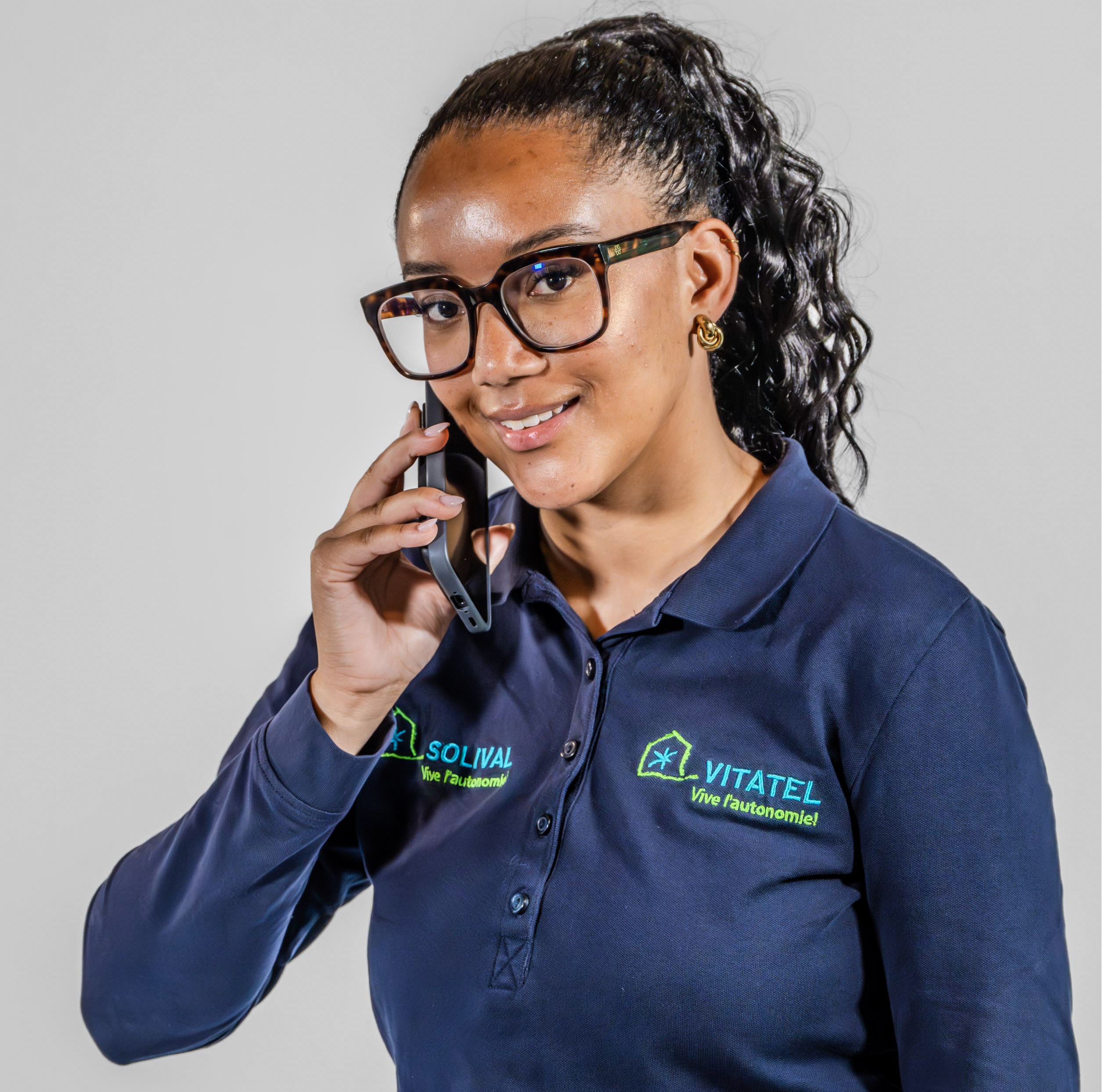 Une accueillante au téléphone