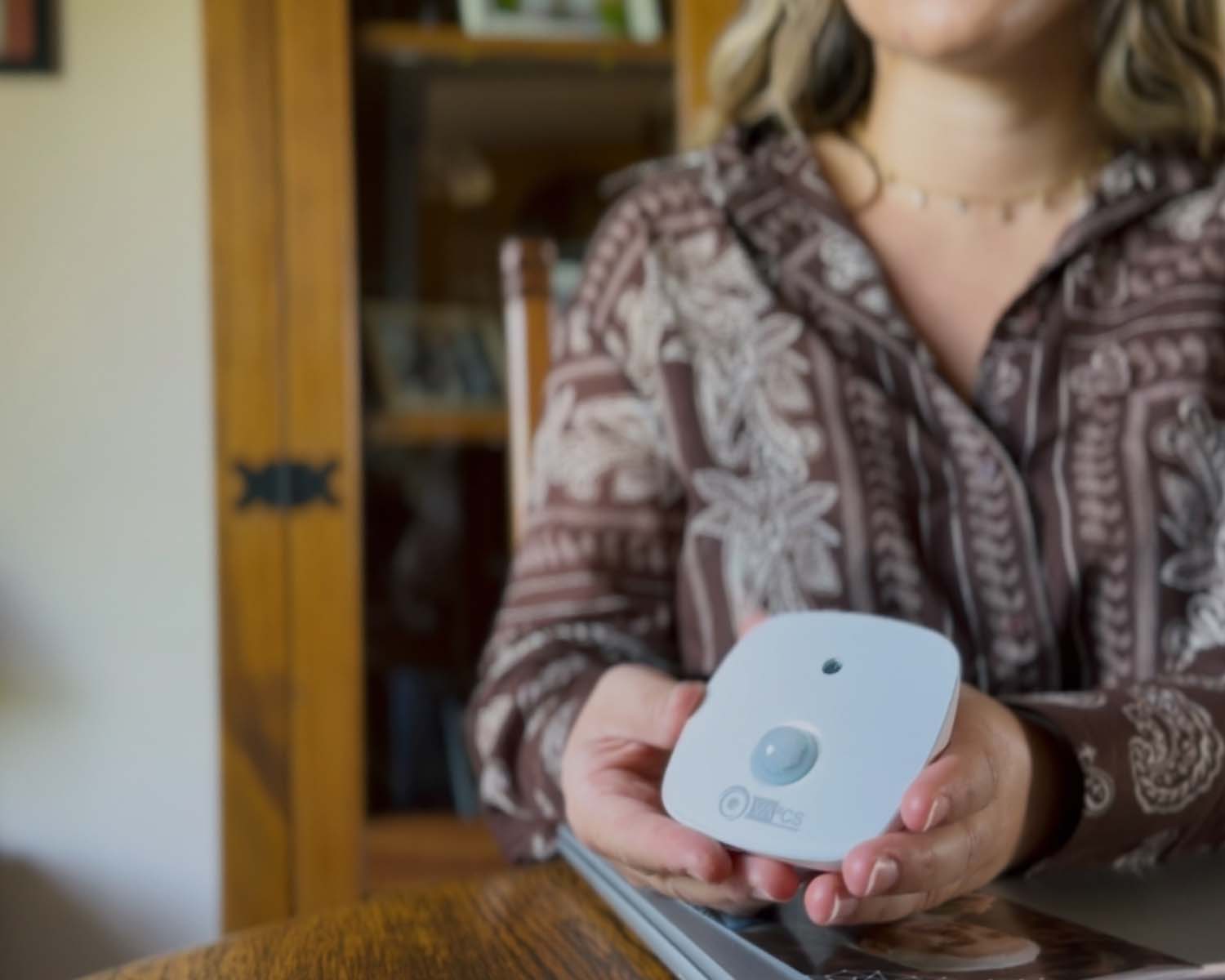 Une femme tenant un boitier de communication Digitatel